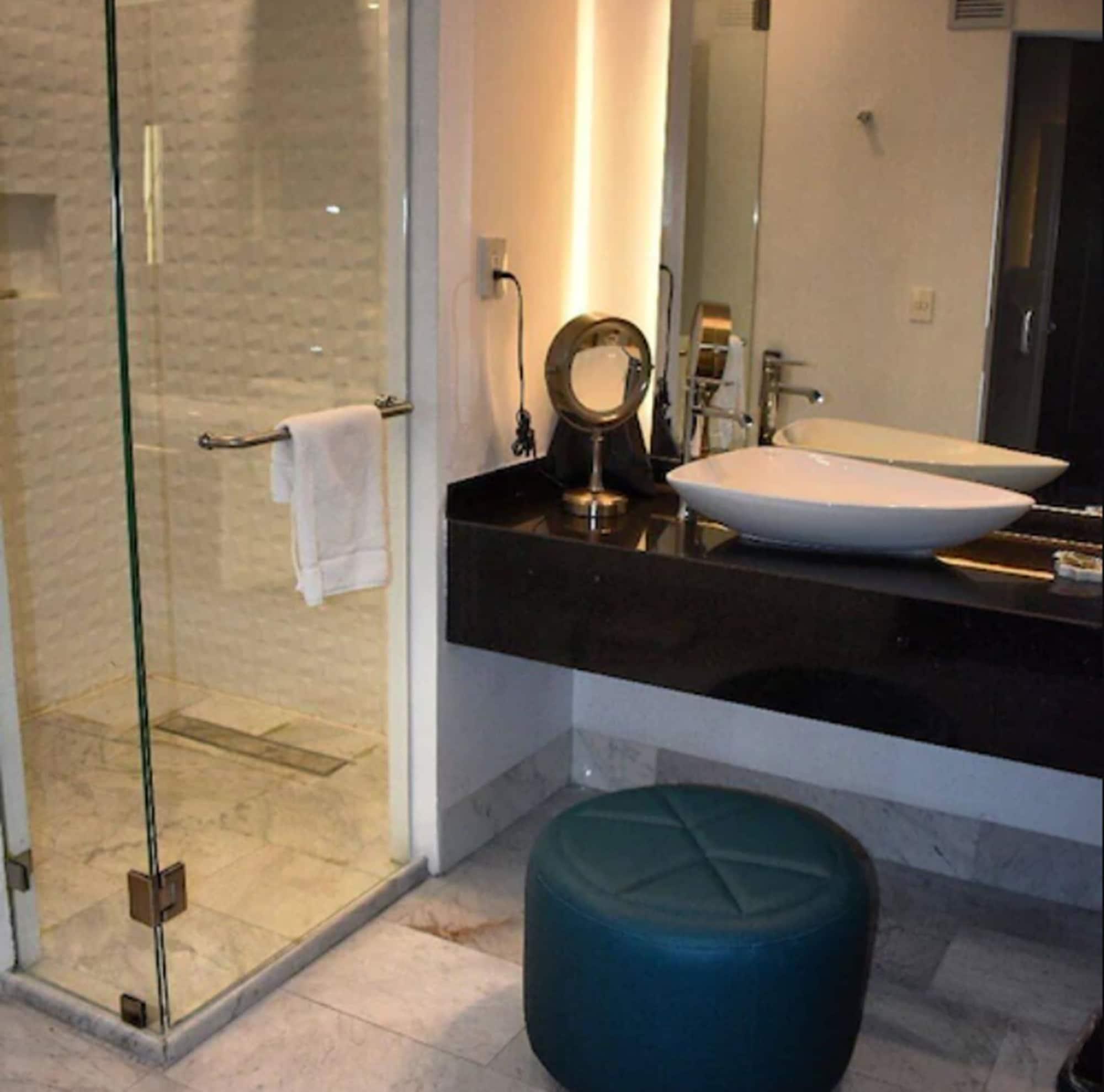 Baruk Guadalajara Hotel De Autor Экстерьер фото A bathroom in a hotel