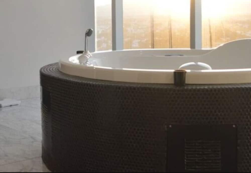 Baruk Guadalajara Hotel De Autor Экстерьер фото A whirlpool bathtub